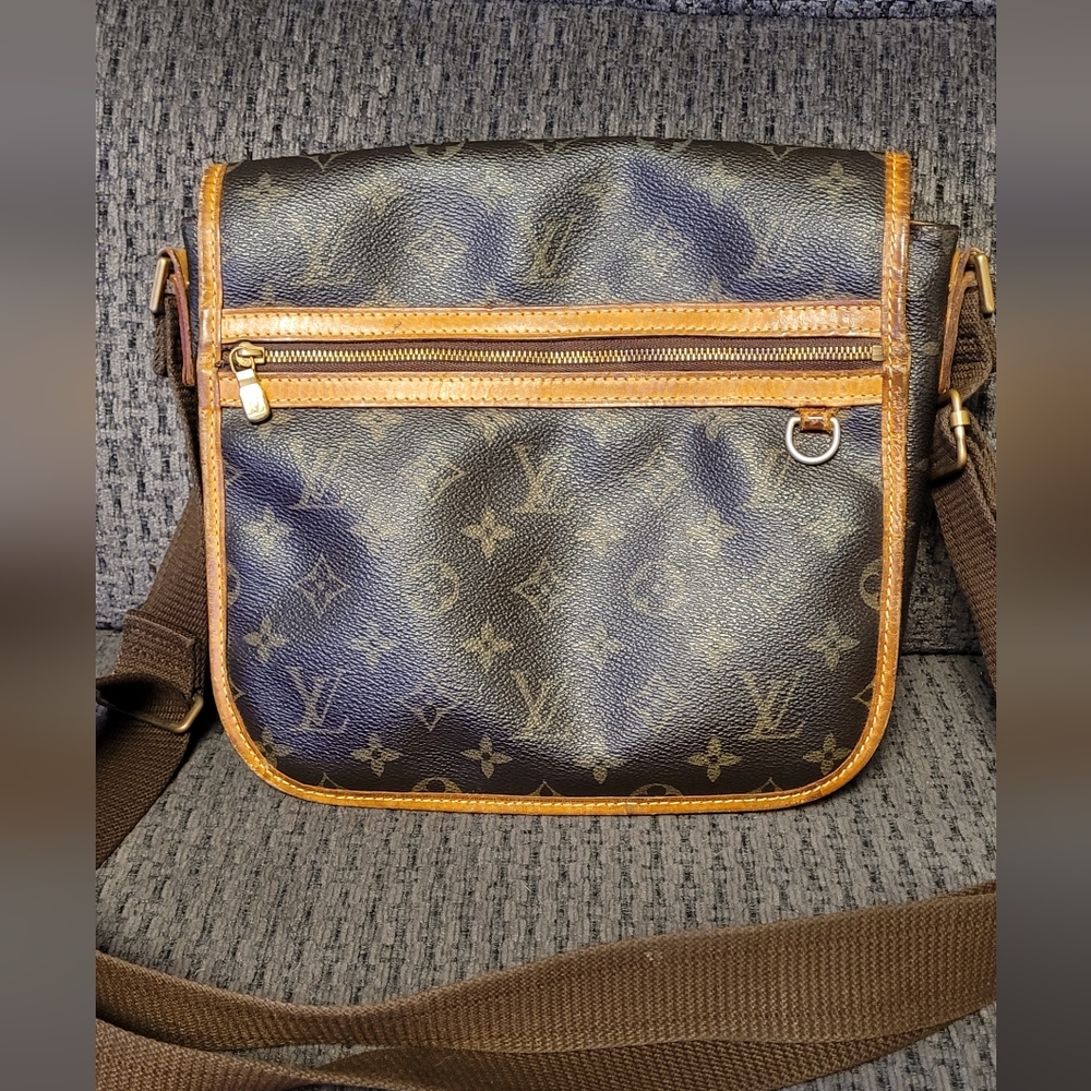 Authentic Louis Vuitton Crossbody Messenger Bag (Bosphore)
